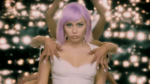 ¡Miley Cyrus filmó Black Mirror después de perder su casa!
