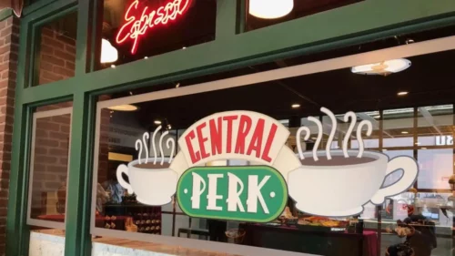 ¡Cafetería temática de Friends abre sus puertas en Boston!